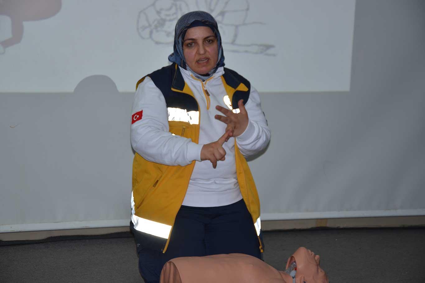 Anadolu Gençlik Derneği Diyarbakır Şubesi tarafından ilk yardım semineri verildi Anadolu Gençlik Derneği Diyarbakır Şubesi tarafından ilk yardım semineri verildi